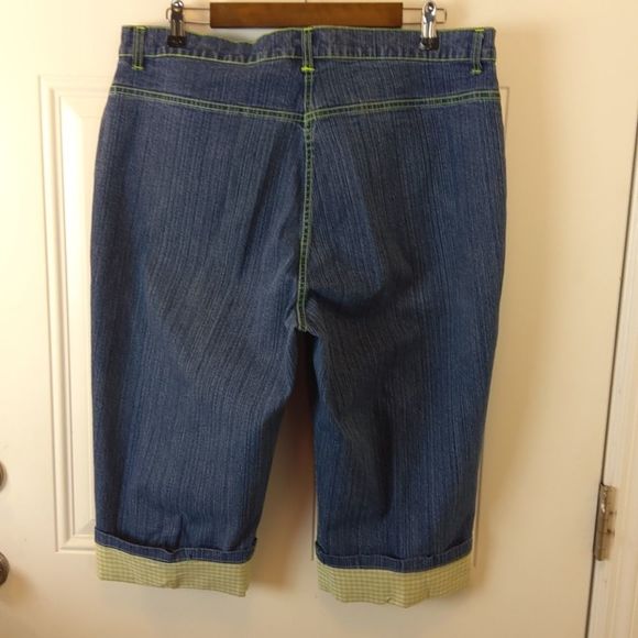 Bill Blass stretch capris with green gingham cuffs - Picture 9 of 11